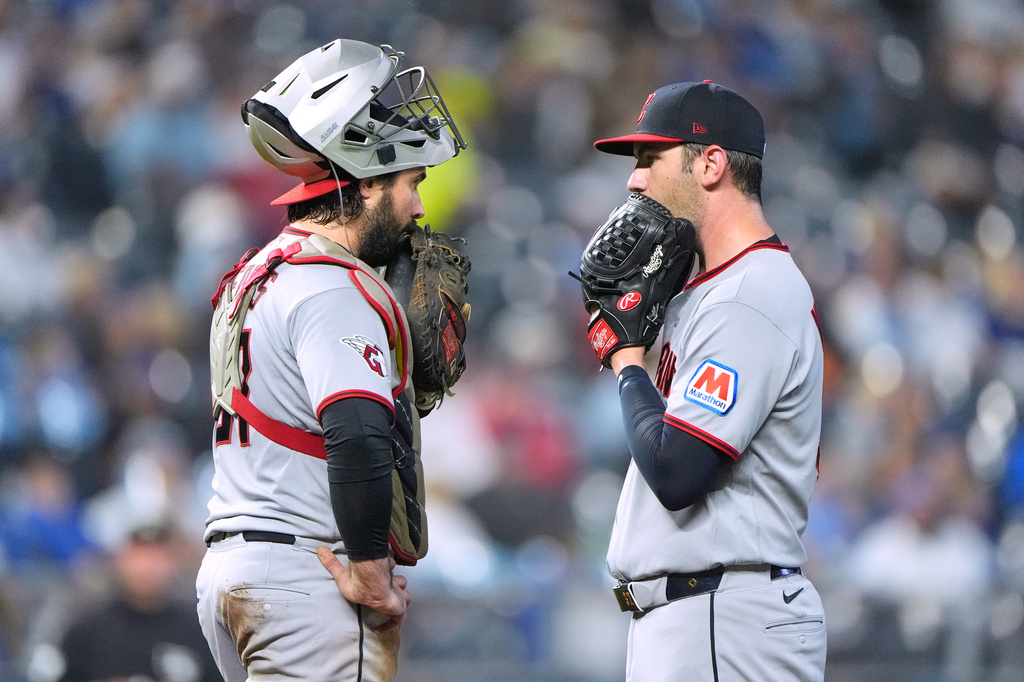 Guardians maintain 1-game AL Central lead, beat Royals 12-9 with help from 6 walks in 5-run 9th
